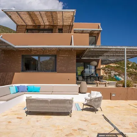 Arkoudaki Luxurious Escape With Infinity Pool & Sea Access *