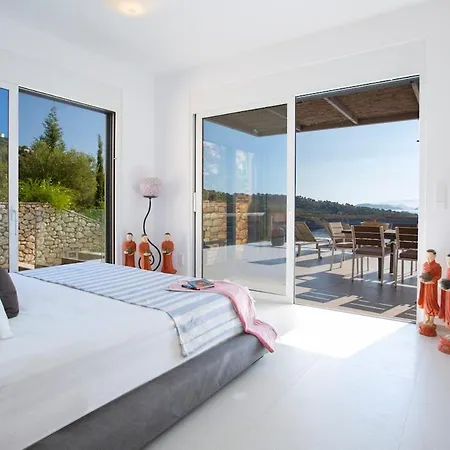 Arkoudaki Luxurious Escape With Infinity Pool & Sea Access Evgiros