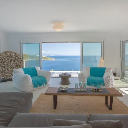 Arkoudaki Luxurious Escape With Infinity Pool & Sea Access