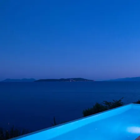 Arkoudaki Luxurious Escape With Infinity Pool & Sea Access Луксозна вила